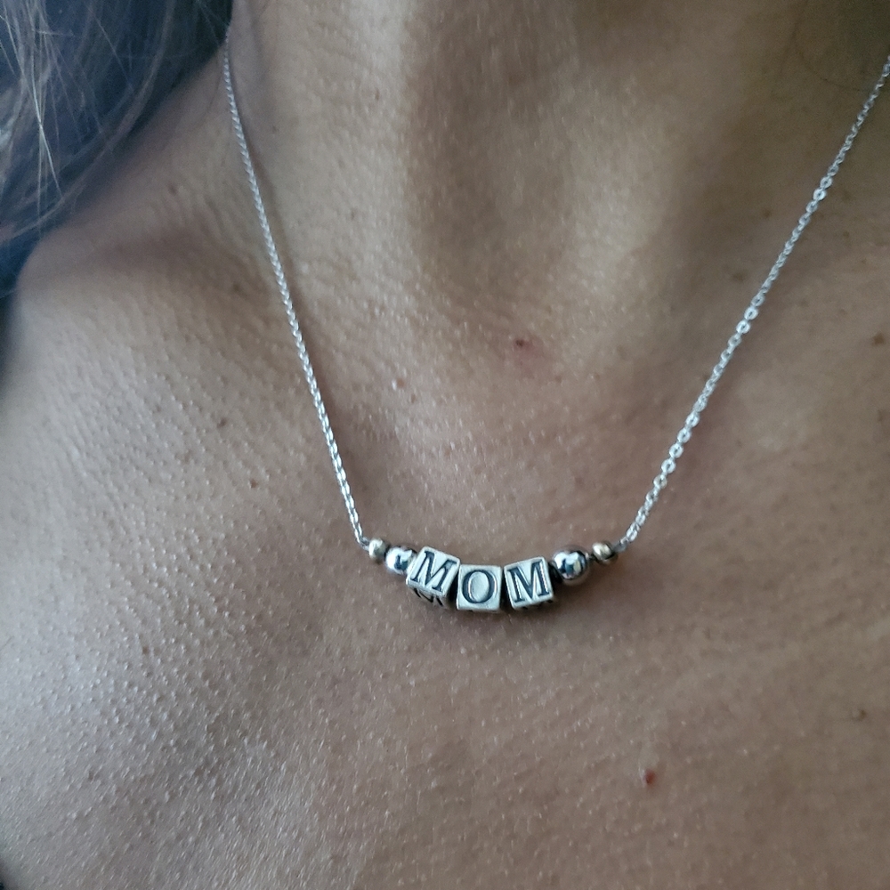 "Mom" necklace - Picture 1 of 3